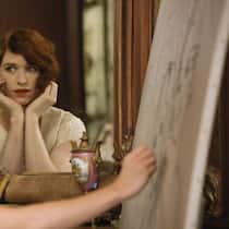 Eddie Redmayne als Transfrau Lili Elbe, gemalt von Ehefrau Gerda Wegener (Alicia Vikander).