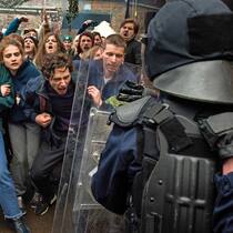 Mittendrin: Luisa (v. in blau) kommt an ihrer ersten grossen Antifa-Demo auf den Geschmack.
