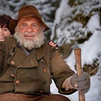 In den Bergen fühlen sich Heidi und der Alpöhi pudelwohl.