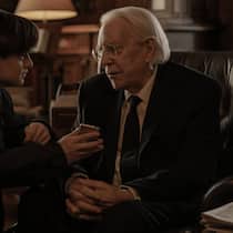 Bald steckt Craig (Jaeden Martell, l.) dem toten Mr. Harrigan (Donald Sutherland, r.) das Handy in die Tasche.
