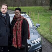 Stoisch und oft unterkühlt: Ellis (Sharon D. Clarke) und ihr beklommener Kollege (Andrew Gower).