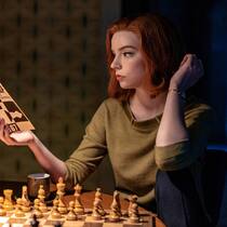 Anya Taylor-Joy als geniales Waisenmädchen Elizabeth Harmon.