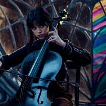 Wednesday (Jenna Ortega) schrummelt sich durch den Schulalltag.