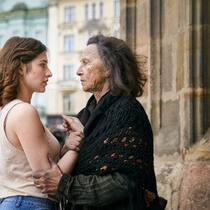 Eine Bettlerin sagt Norah (Deleila Piasko) die Ermordung eines Mannes voraus.
