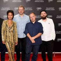 Grosses Kino bei der Weltpremiere im Juni am Filmfest München: Die Schauspieler Thomas Schubert, Matthias Brandt und Larissa Herden mit den Machern Jan Bonny, Matthias Murmann und Philipp Kässbohrer (v.l.).