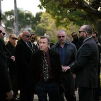 Noch steht Ezra Shipman (Tim Roth, Mitte) an der Spitze der lasterhaften Nahrungskette von Sydneys Unterwelt.
