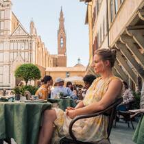 In Florenz ahnt Cameron (Tom Hollander) noch nicht, dass er Iris (Niamh Algar) bald quer durch Italien jagt.