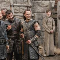 Gezeichnet vom Kampf: Uhtred von Bebbanburg (Alexander Dreymon, l.) mit seinen Männern.