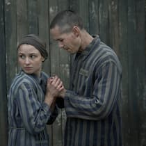 Der Tätowierer Lali (Jonah Hauer-King) und die Insassin Gita (Anna Próchniak) verlieben sich im KZ Auschwitz.