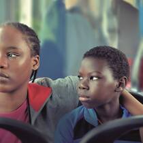 Halten zusammen: Tori (Pablo Schils, r.) und Lokita (Joely Mbundu).