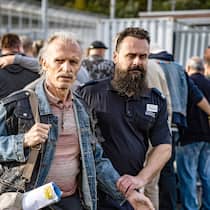 Neonazi Klaus Bäumer (Richard Sammel, l.) kommt frei, obwohl er einen Teenager totgeprügelt hat.