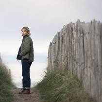 Die schottische Polizistin Karen Pirie (Lauren Lyle) weiss sich zu behaupten.