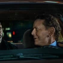 Axel Foley (Eddie Murphy) quatscht Chief John Taggart (John Ashton, l.) und Billy Rosewood (Judge Reinhold, r.) wieder zu.