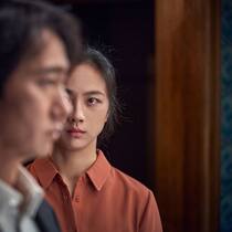 Der Polizist Jan (Park Hae-il) observiert die verdächtigte Song (Tang Wei).
