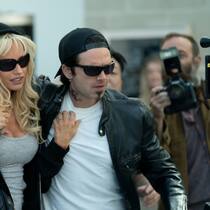 Um Pimmels willen! Lily James als Pam Anderson und Sebastian Stan als Tommy Lee.