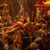 Crowdsurfing ist nix dagegen: Nellie (Margot Robbie) geniesst das Bad in der Partymenge.