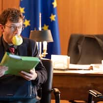 EU-Berater Samy (Xavier Lacaille) hält eisern an seinem Idealismus fest.