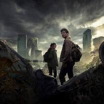 Joel (Pedro Pascal) schmuggelt Ellie (Bella Ramsey) durchs zerstörte Land.