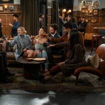 Erinnert ein bisschen ans Central Perk aus «Friends»: Jesse (Chris Lowell), Sophie (Hilary Duff), Valentina (Francia Raisa), Charlie (Tom Ainsley), Sid (Suraj Sharma) und Ellen (Tien Tran, v.l.).