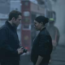 Brandermittler Dave (Taron Egerton) und Cop Michelle (Jurnee Smollett) auf Spurensuche nach dem Feuer.