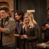 Gehören zur neuen Clique bei «How I Met Your Father»: Jesse (Chris Lowell) und Sophie (Hilary Duff).