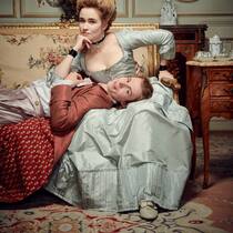 Marquise de Merteuil (Alice Englert) und Vicomte de Valmont (Nicholas Denton).