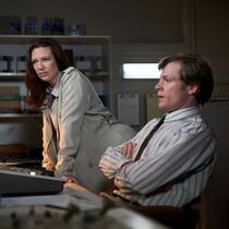 News im Blut: Helen (Anna Torv) und Dale (Sam Reid) bei der Arbeit.