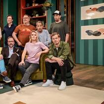 Wer zuletzt lacht, gewinnt: Max Giermann, Michael Mittermeier, Martina Hill, Gastgeber Michael «Bully» Herbig, Elton, Moritz Bleibtreu, Jan van Weyde (oben). Cordula Stratmann, Kurt Krömer, Hazel Brugger, Joko Winterscheidt (unten).