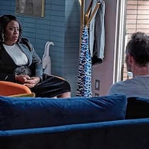 Im Wochenrhythmus: Brooke Lawrence (Uzo Aduba) hört Techunternehmer Colin (John Benjamin Hickey) zu.