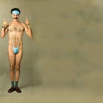 Im Minimum e Maske drum: Sasha Baron Cohen macht's.
