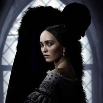 Graf Orlok (Bill Skarsgård) hat ein Auge auf Ellens (Lily-Rose Depp) Hals geworfen.