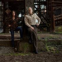 Grace Poe (Maura Tierney) und  Del Harris (Jeff Daniels) in «American Rust».