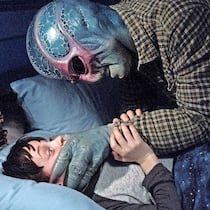 Wehe, du verrätst mich! Nur ein frecher, 9-jähriger Bub kann Hah Res ausserirdische Gestalt erkennen.