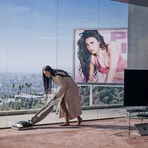 Filmstar Elizabeth (Demi Moore) erhält ein jüngeres Ich (Plakat).