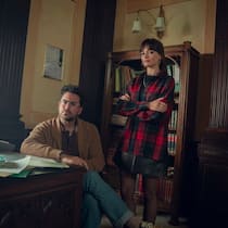 Thomas (Dan Levy) und Maeve (Emma Mackey) in der finalen 4. Staffel von «Sex Education».