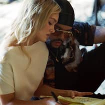 Jocelyn (Lily-Rose Depp) fühlt sich zu Tedros (The Weeknd) hingezogen.