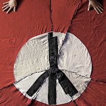 Eine Hakenkreuzfahne neu zusammengenäht: Peacezeichen oder das Gegenteil?