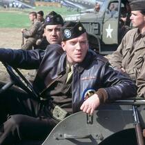 Richard D. Winters (Damian Lewis, 2.v.l.) in «Band of Brothers».
