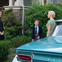 Celine (Anne Hathaway, l.) geht zu Alice (Jessica Chastain) auf Distanz.