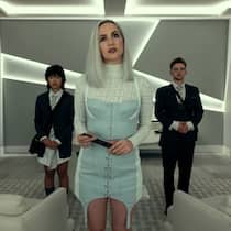 Tina (Aya Furukawa), Camille (Kate Siegel) und Toby (Igby Rigney, v.l.) in «Der Untergang des Hauses Usher».