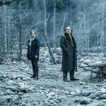 Ellie Stocker (Julia Jentsch) und Gedeon Winter (Nicholas Ofczarek) in der finalen – sehr herbstlichen – Staffel von «Der Pass».