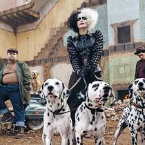 Schwarze und weisse Haare, graue Seele: Emma Stone ist Cruella De Vil. Die Gauner Horace und Jasper stehen Cruella bei ihren kriminellen Aktivitäten bei.