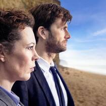 Alec Hardy und Ellie Miller ermitteln vor der mächtigen Kulisse von Broadchurch.