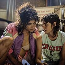 Amour fou: Lou (Kristen Stewart, r.) und Bodybuilderin Jackie (Katy O’Brian).
