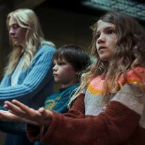 Kim Riedle als Mutter Lena, Sammy Schrein als Jonathan und Naila Schuberth als Hannah in «Liebes Kind».