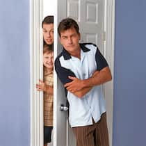 Lachermacher: Charlie Sheen (r.) war der bestbezahlte Serienschauspieler der Welt.