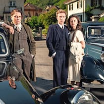 Die Schweiz nach dem Zweiten Weltkrieg: Dimitri Stapfer als Egon Leutenegger, Max Hubacher als Johann Leutenegger und Annina Walt als Klara Leutenegger-Tobler in der Serie «Frieden».
