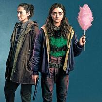 Candyflossen hoch, oder ich schiesse! Kim (Maisie Williams) mit Mutter Tina (Sian Clifford, l.) .