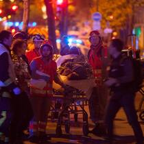 Sanitäter und Polizei bringen verletzte Besucher aus dem Bataclan-Saal in Sicherheit.