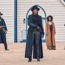 Zu allem bereit: Rufus Bucks rechte Hand Trudy Smith (Regina King) samt Gefolge.